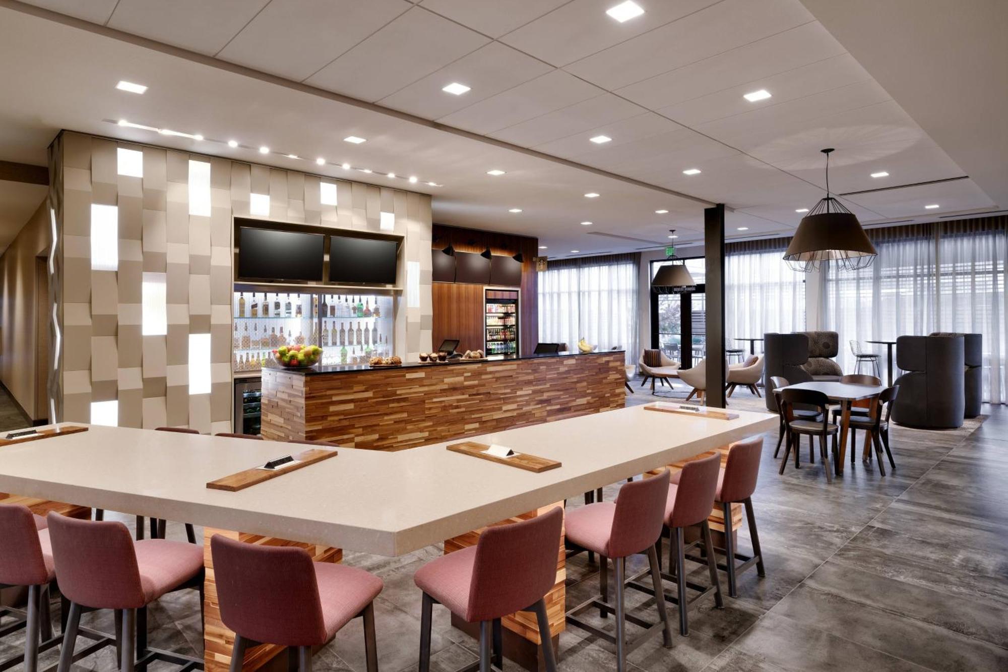 Courtyard By Marriott Сидар-Сити Экстерьер фото