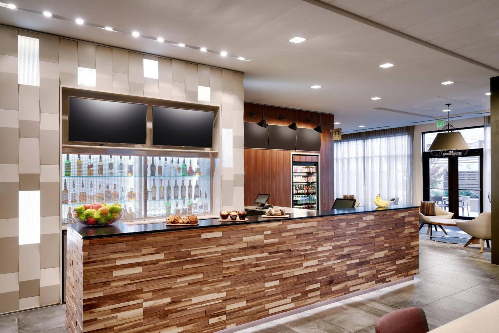 Courtyard By Marriott Сидар-Сити Экстерьер фото