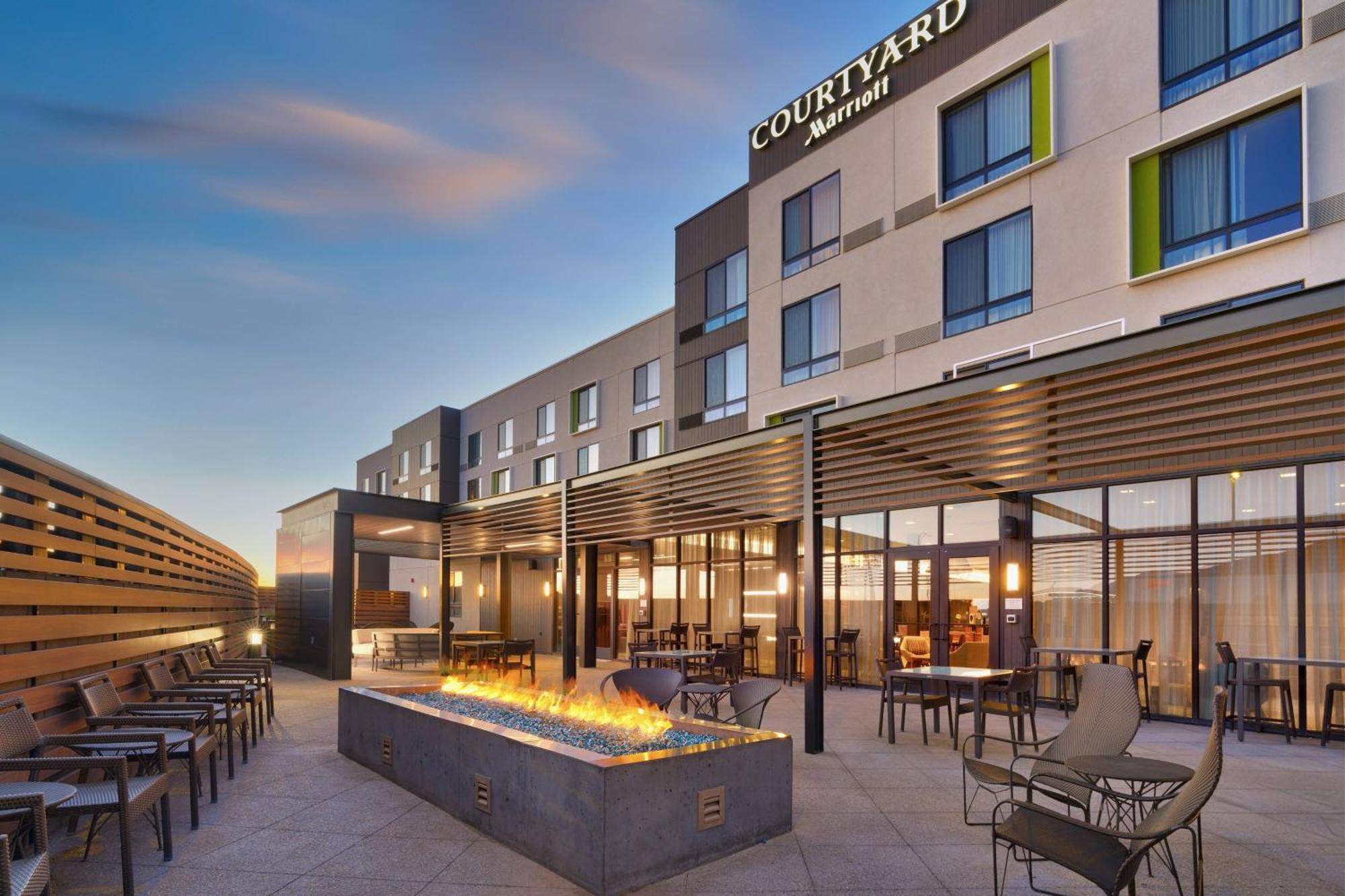 Courtyard By Marriott Сидар-Сити Экстерьер фото
