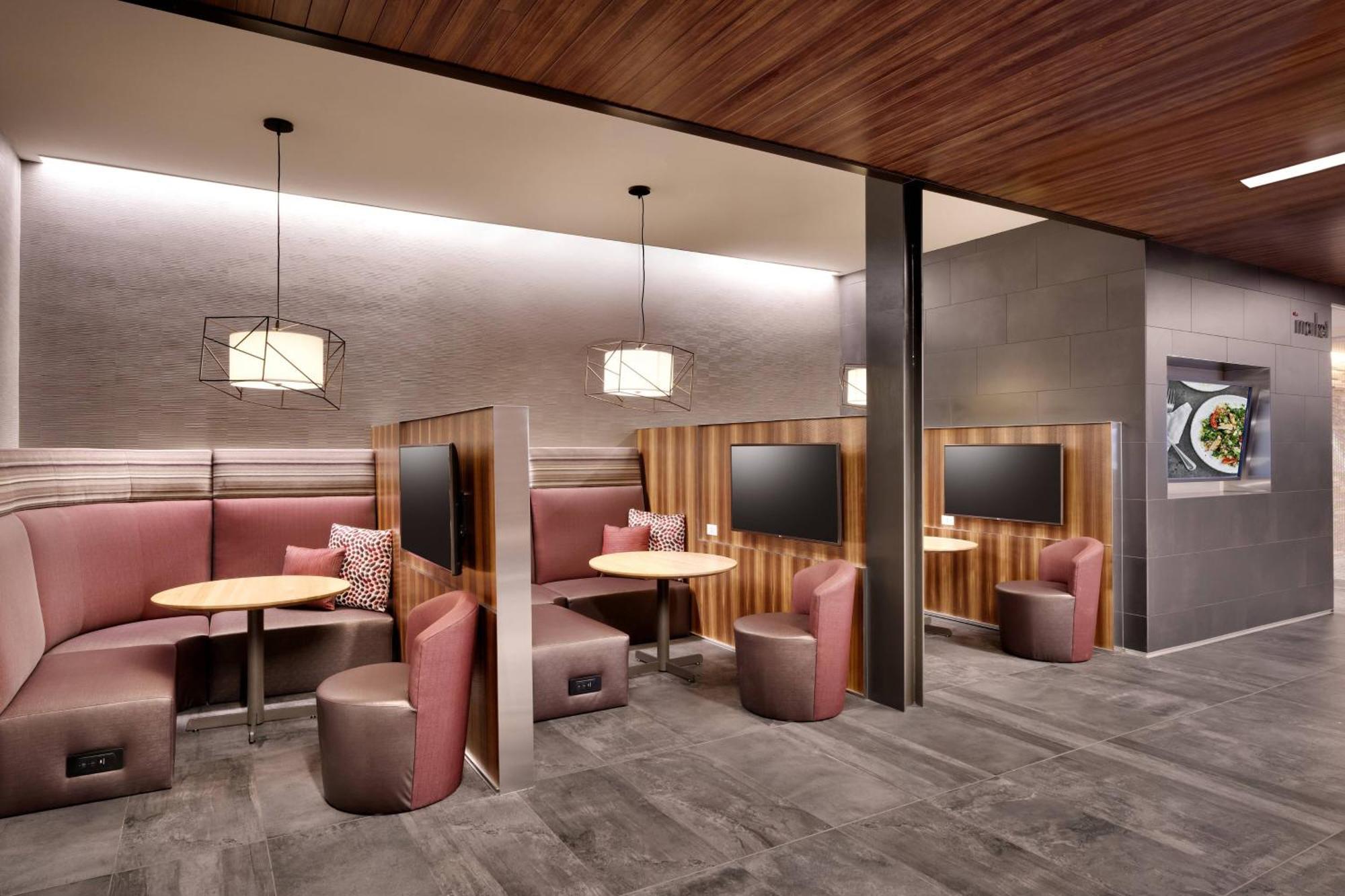 Courtyard By Marriott Сидар-Сити Экстерьер фото