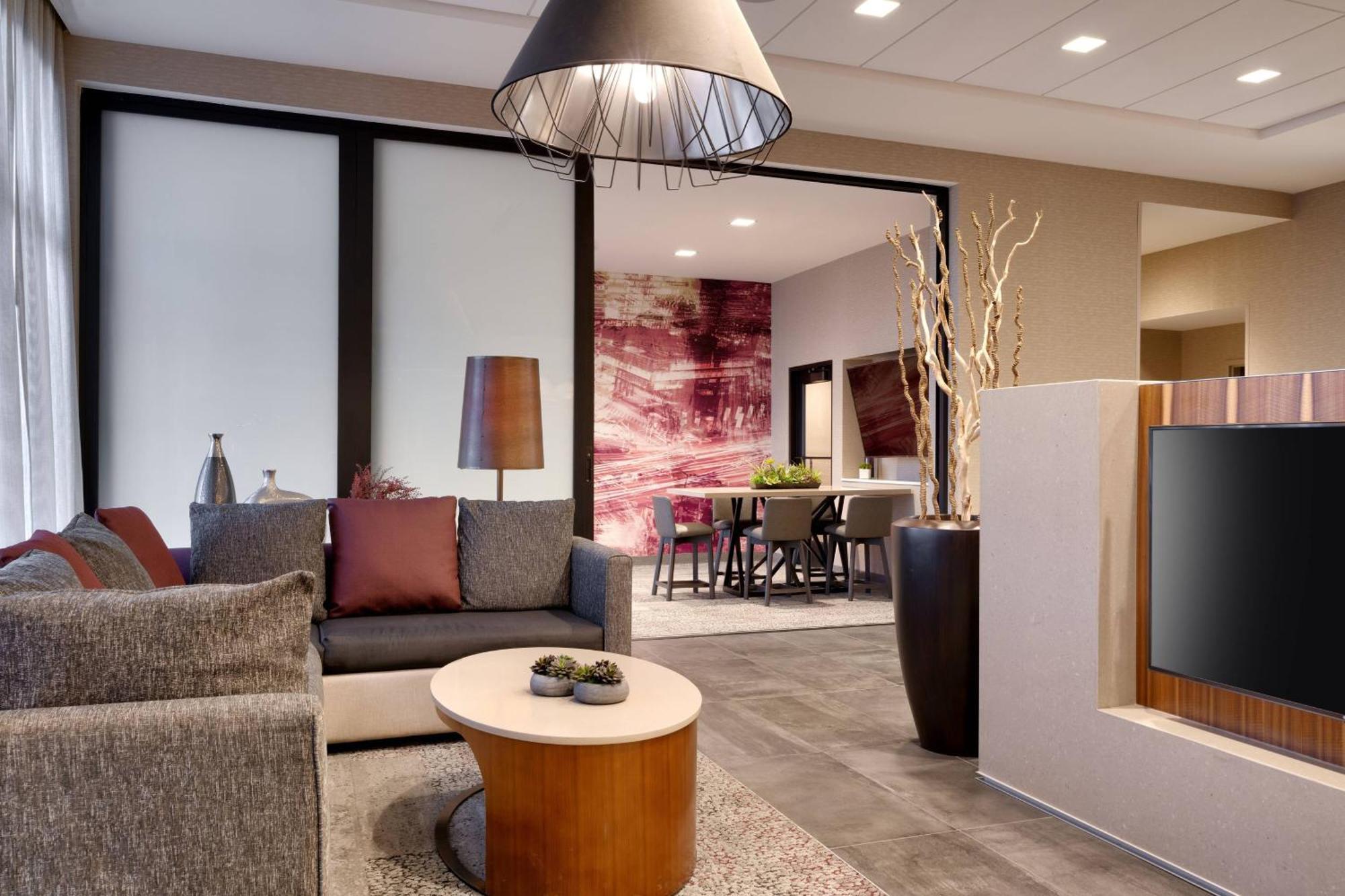 Courtyard By Marriott Сидар-Сити Экстерьер фото