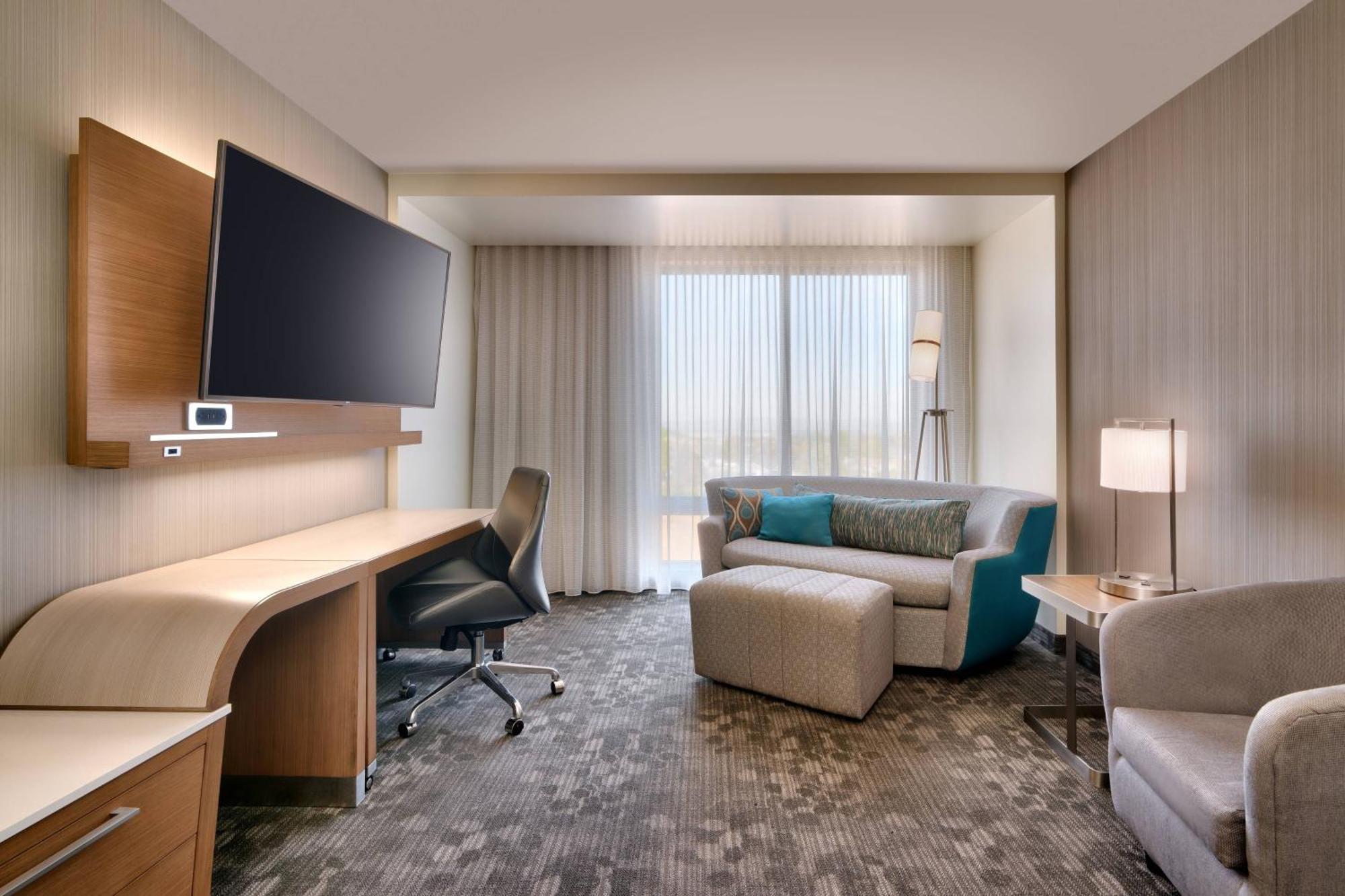 Courtyard By Marriott Сидар-Сити Экстерьер фото