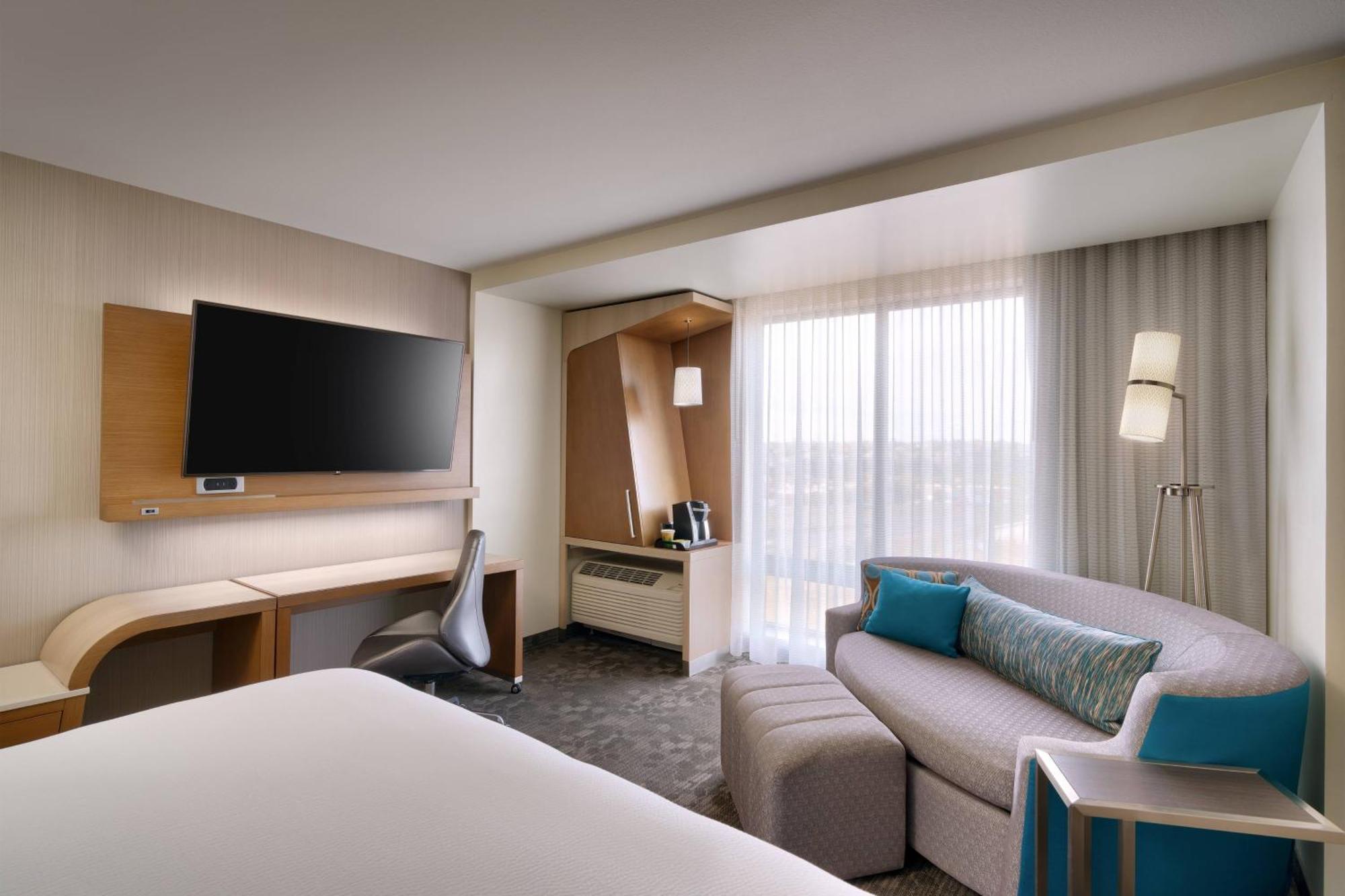 Courtyard By Marriott Сидар-Сити Экстерьер фото