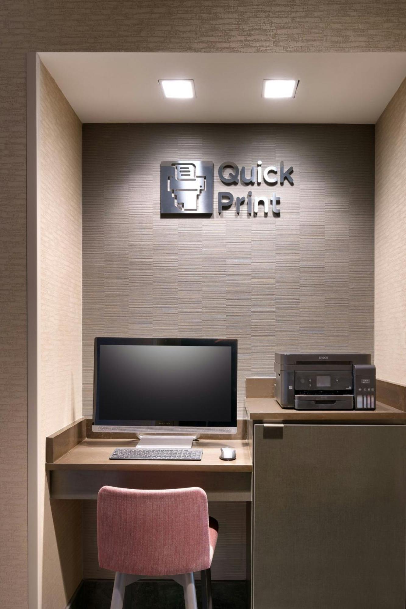 Courtyard By Marriott Сидар-Сити Экстерьер фото